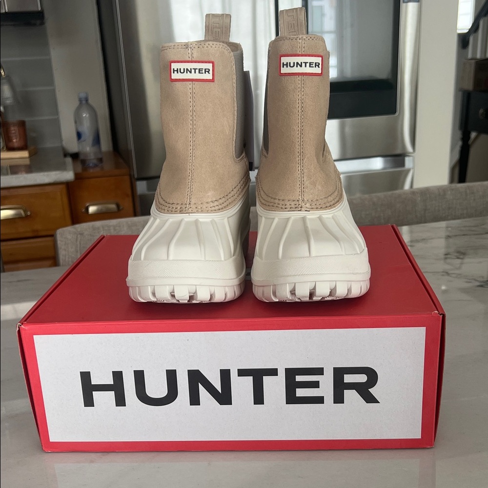 Hunter Sutton Boots NIB 8 ivory